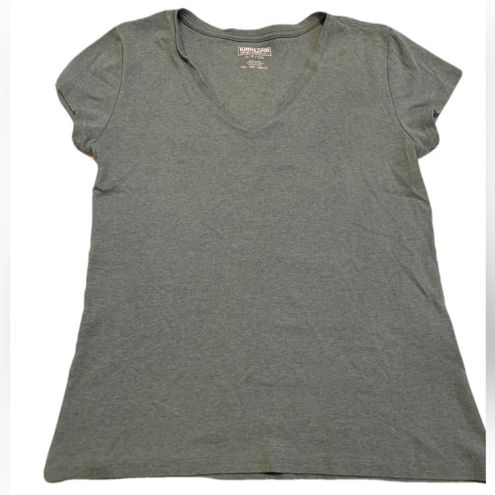 💜 Kirkland Signature Green V-Neck T-Shirt - Made in Peru - Size S/P